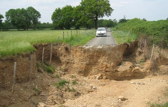 effondrement lié à des cavités souterraines. 32exeffondrementrouteemportee16-copie