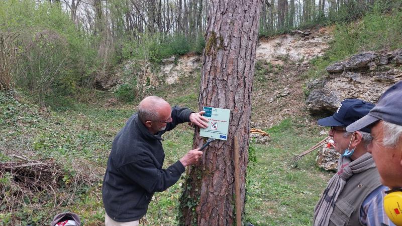 Un panneau informe les visiteurs que ce site a été réhabilité par un chantier de bénévoles. 20210429141343